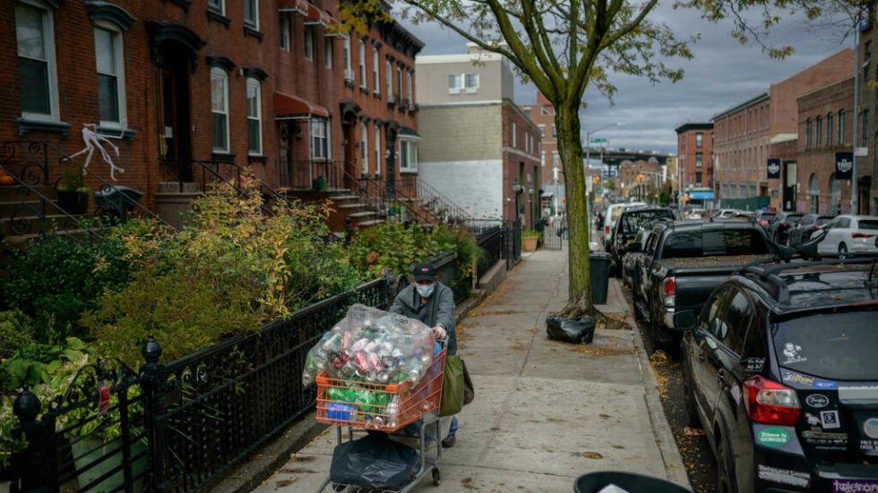 Miles de pobres de Nueva York malviven del reciclaje de latas