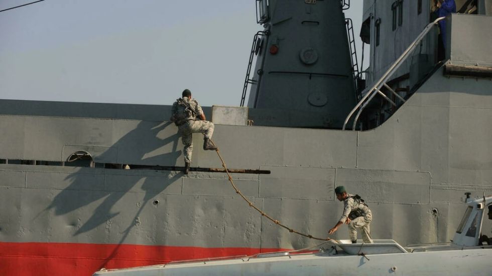 Piratas intentan sin éxito abordar un petrolero de Irán