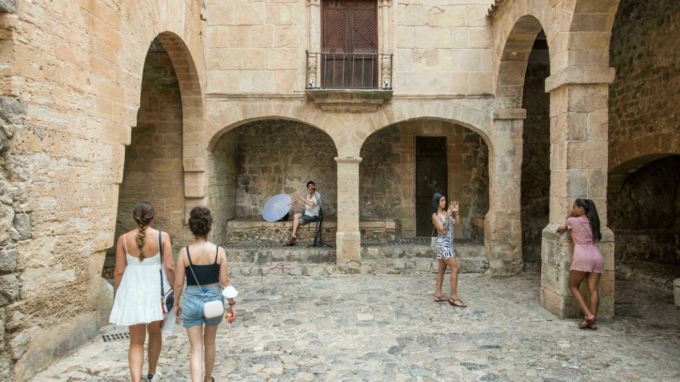 Aumentan los turistas en España, pero siguen lejos del nivel prepandemia