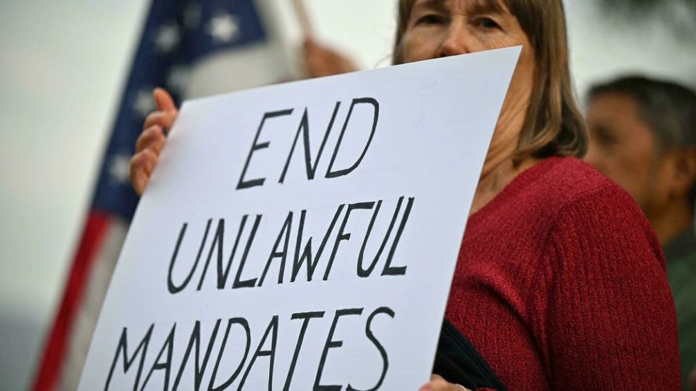 Decretos pro-vacuna elevan inmunización en EEUU, pero aún enfrentan resistencia