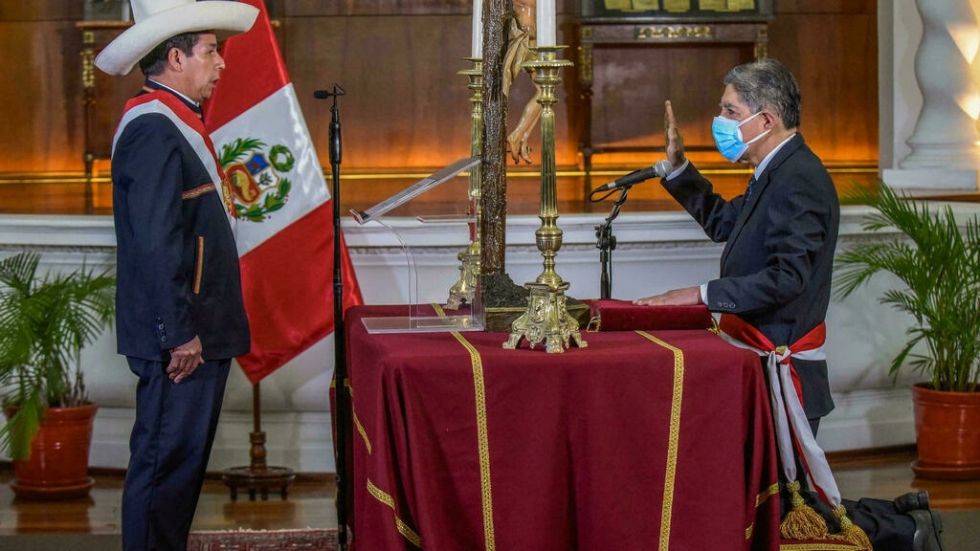 Castillo cumple 100 días como presidente de Perú bajo asedio de rivales y aliados