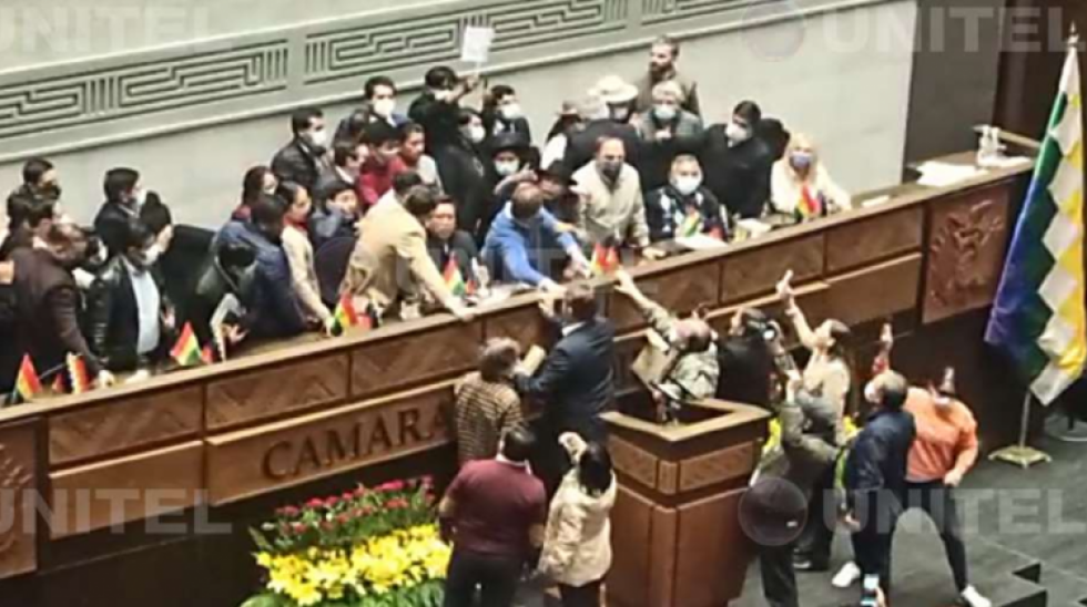 Presidente de Diputados acepta planchas de disidentes y desata pelea en el Legislativo