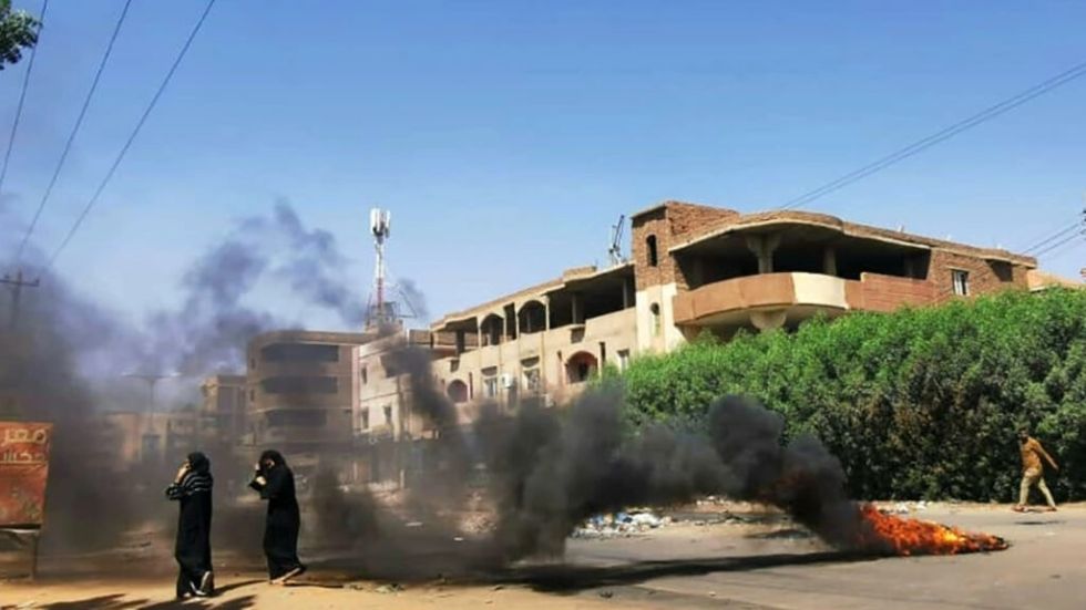 El ejército sudanés lanza granadas lacrimógenas contra manifestantes antigolpistas en Jartum