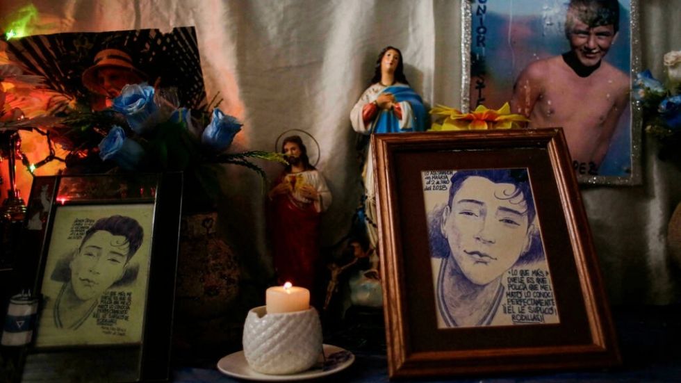 Desde el altar de su hijo muerto, Aura Lila protesta en las elecciones de Nicaragua