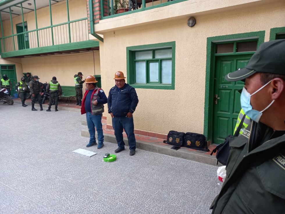 Policías detuvieron a supuestos mineros que proveían dinamita a campesinos
