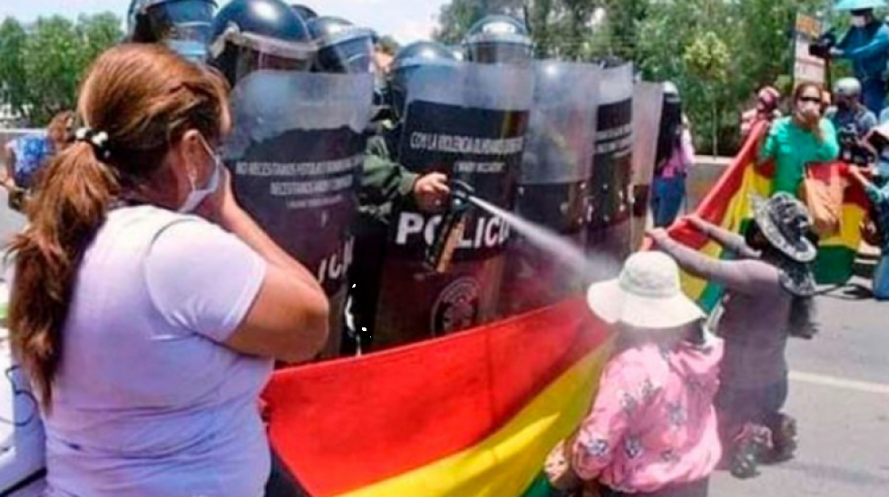Denuncian que Policía gasifica y detiene a manifestantes del paro, pero protege a grupos de choque del MAS