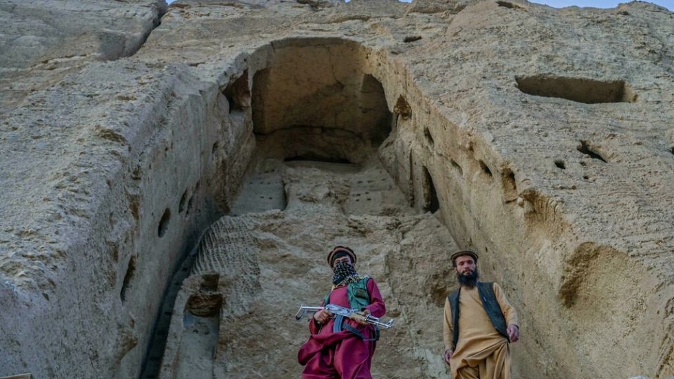 Los talibanes sustituyen en Bamiyán la estatua de un exdirigente Hazara por un Corán