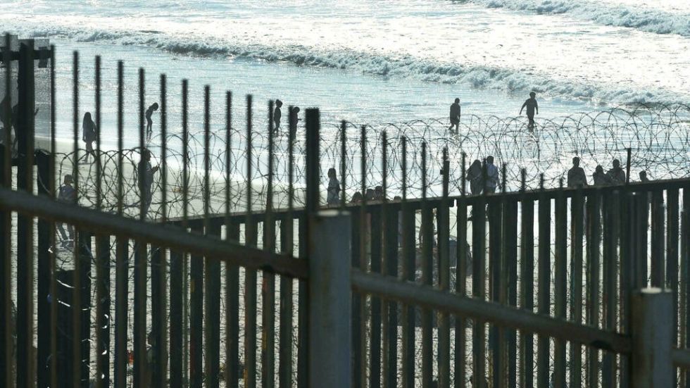 Inmigrantes aguardan en la frontera esperanzados por reapertura de EEUU