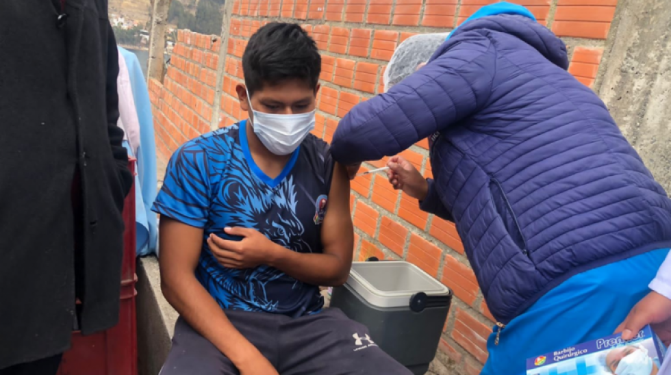 Contagio de jóvenes aumenta en 25% en municipio de La Paz; piden vacunación desde 5 años