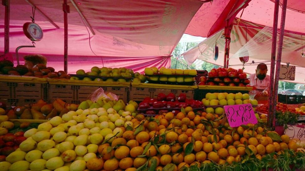 A paso lento y con presiones inflacionarias, México intenta superar el "trancazo" de la pandemia