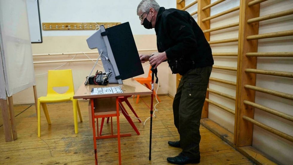 Bulgaria, azotada por el covid, vota por tercera vez en un año