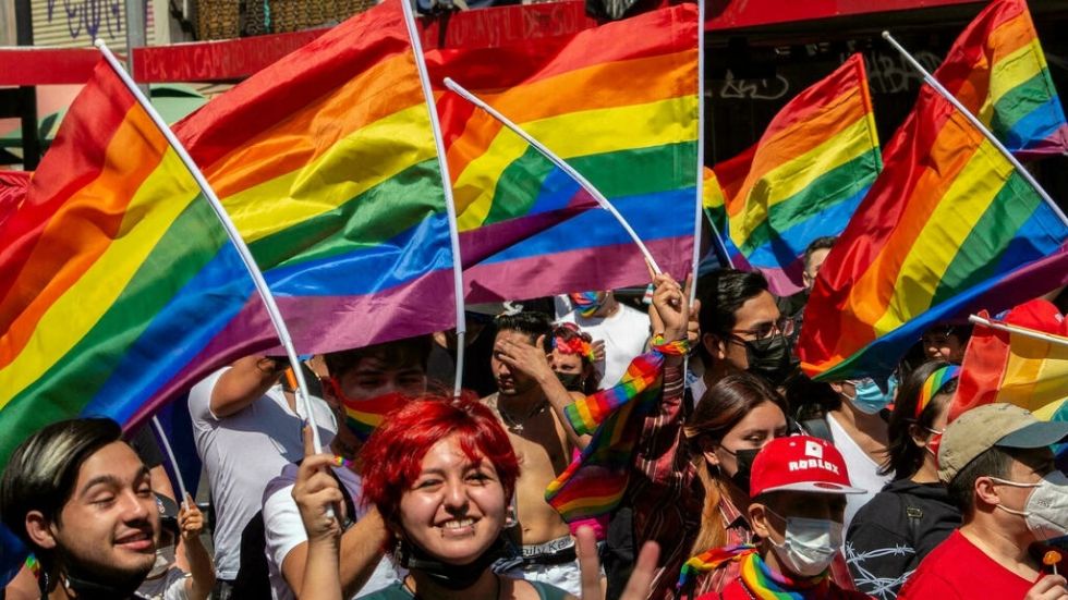 Masiva Marcha del Orgullo LGBTQ+ demanda igualdad en Chile