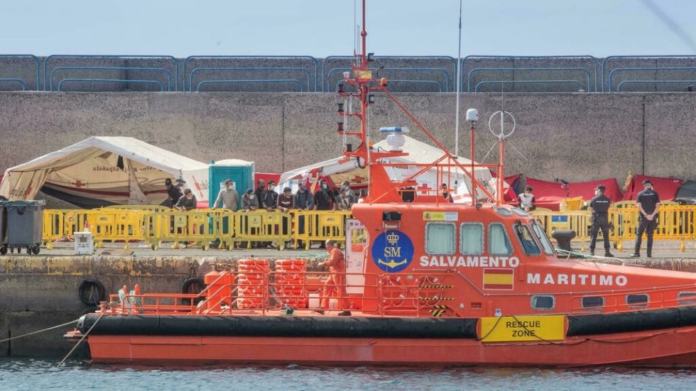 Reportan que hay ocho migrantes fallecidos en una patera rescatada al sur de la isla española de Gran Canaria