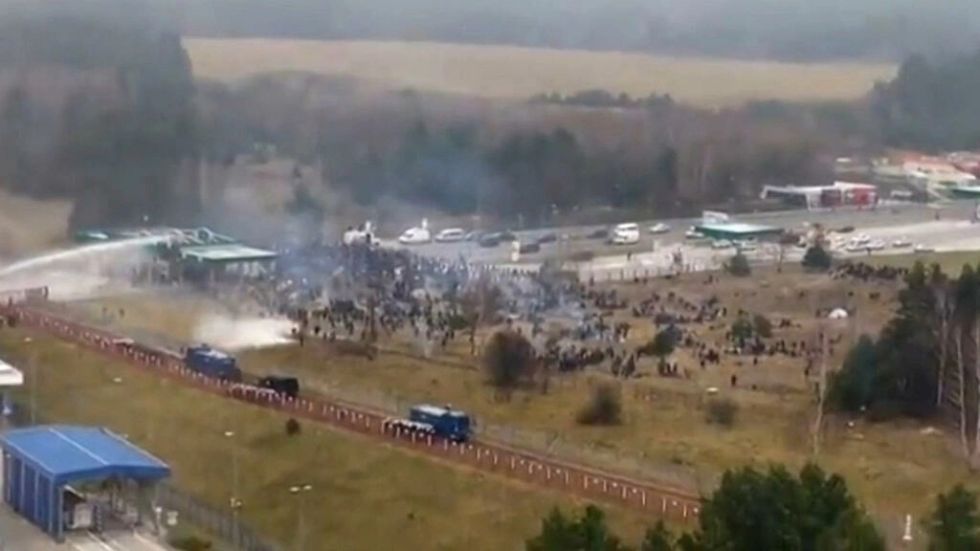 Fuerzas polacas lanzan gases lacrimógenos contra migrantes en la frontera con Bielorrusia