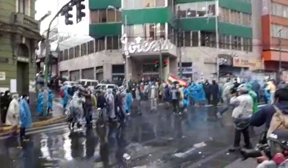 Tensión y altercados marcan movilizaciones en La Paz; Arias denuncia a ‘grupos paramilitares’