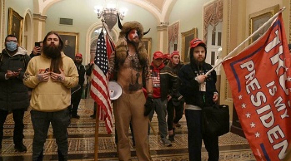 Sentencian a 41 meses de prisión al ‘chamán’ del ataque contra el Congreso de EEUU