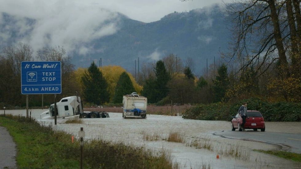 Búsqueda y evacuaciones continúan al oeste de Canadá afectado por inundaciones