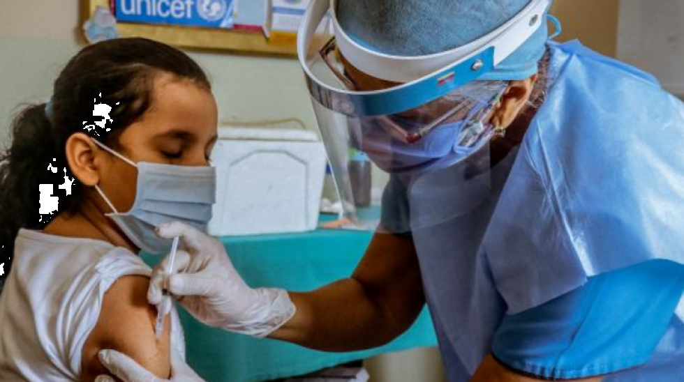 Expertos uruguayos recomiendan vacunar contra el Covid a niños de entre 5 y 11 años