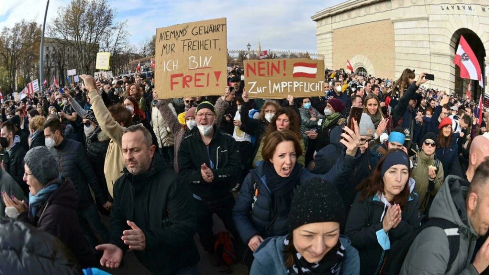 Miles de personas protestan en Viena contra el confinamiento y la vacunación obligatoria
