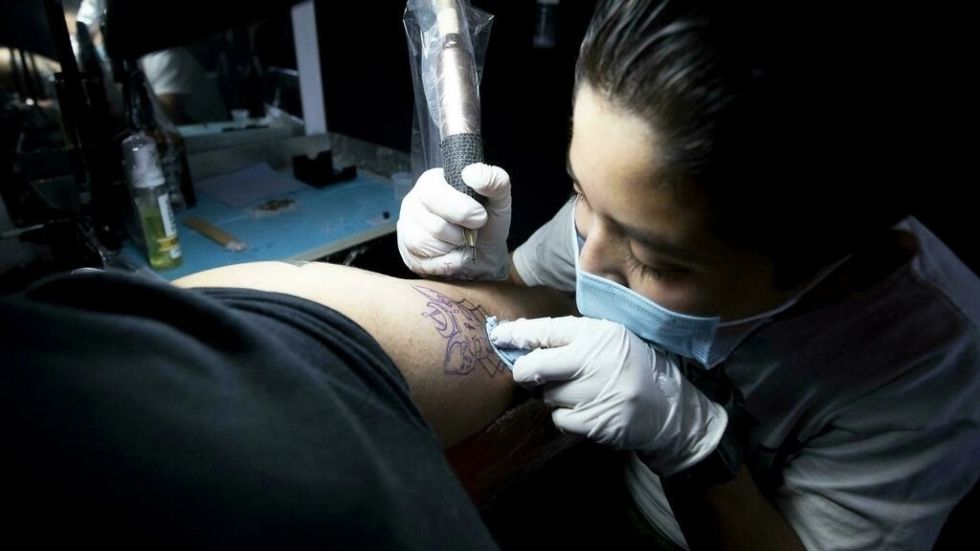 Niño mexicano gana popularidad como tatuador gracias a su "ligerita" mano