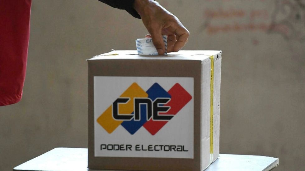 Venezuela vota con oposición y observación internacional de vuelta