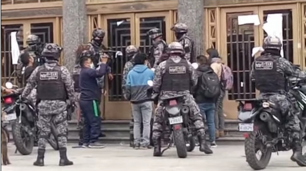 Estudiantes de la UMSA se enfrentaron con palos y petardos por controlar la FUL