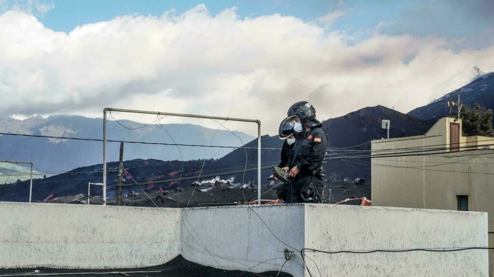 Confinan poblaciones en La Palma al llegar una nueva colada de lava al mar