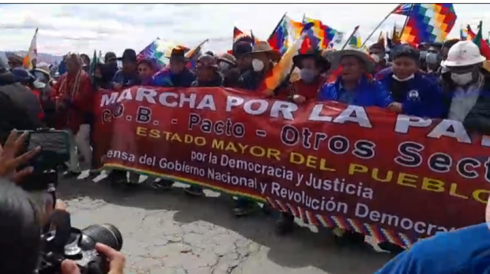 Funcionarios públicos junto a la dirigencia del MAS iniciaron marcha desde Caracollo