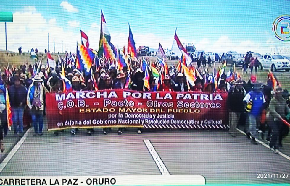 Luis Arce se suma a la marcha que se dirige a Calamarca