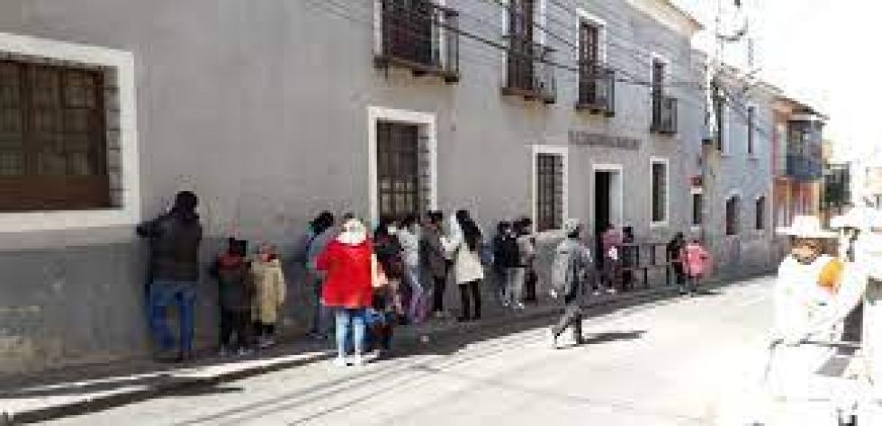 Directores de escuelas de alta demanda revisan datos