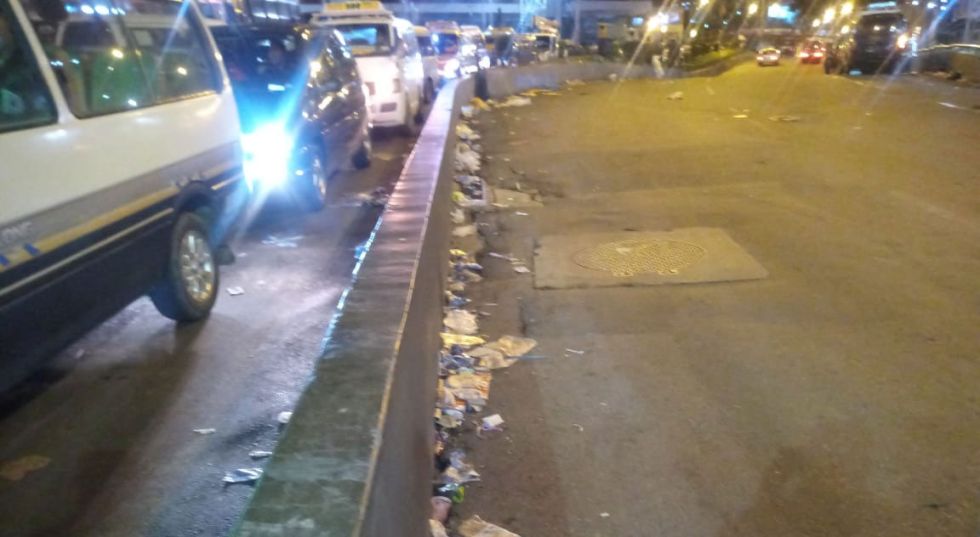 Arias denuncia que marcha dejó daños en jardineras e impresionante cantidad de basura