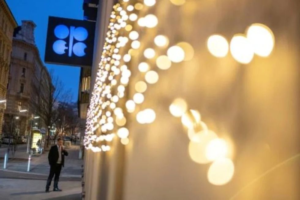 Productores de petróleo de la OPEP+ producirán más en enero