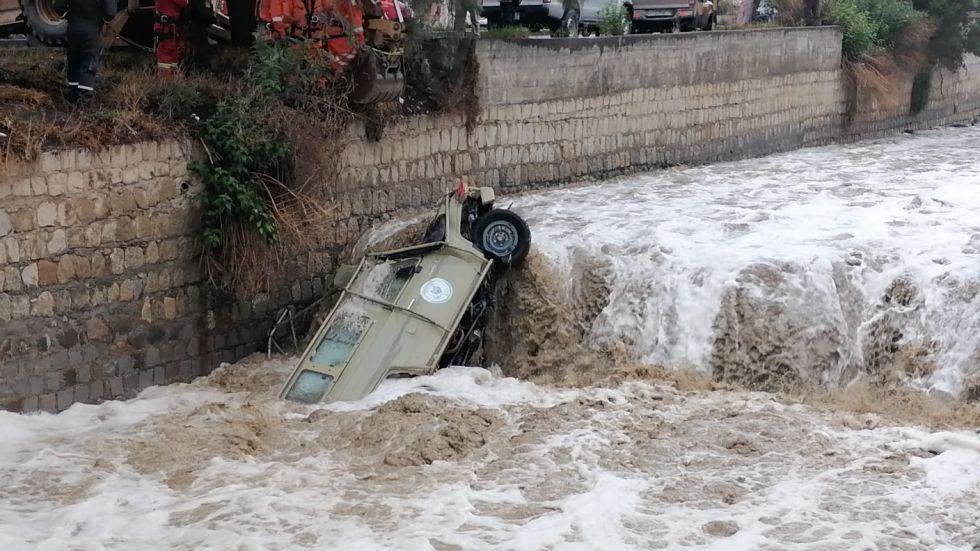 Un vehículo militar cae al río Choqueyapu en La Paz por falla en los frenos; hay un herido