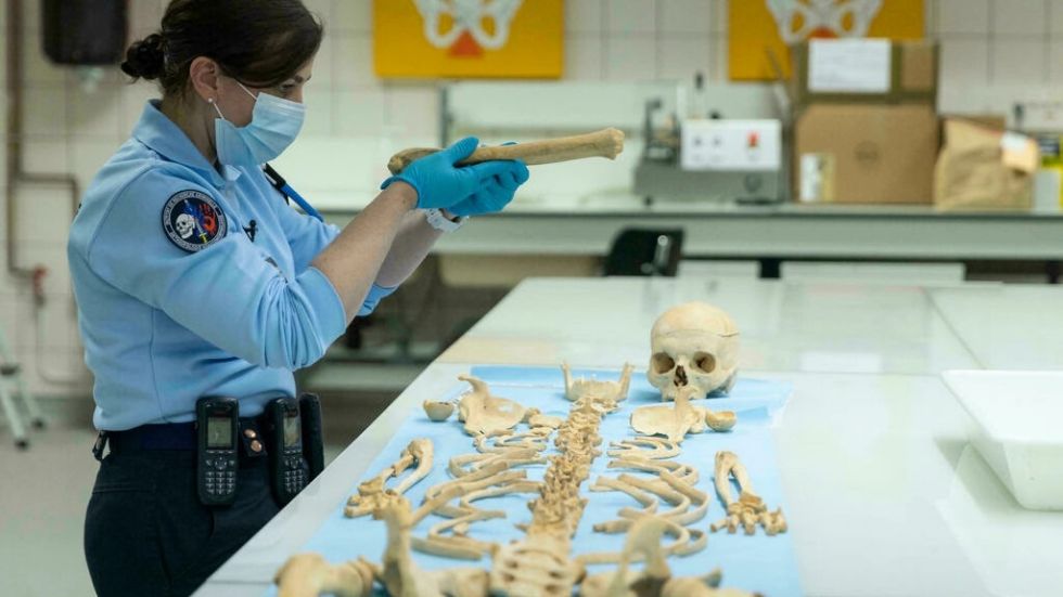 Gendarmes franceses escudriñan osamentas para resolver viejos casos penales