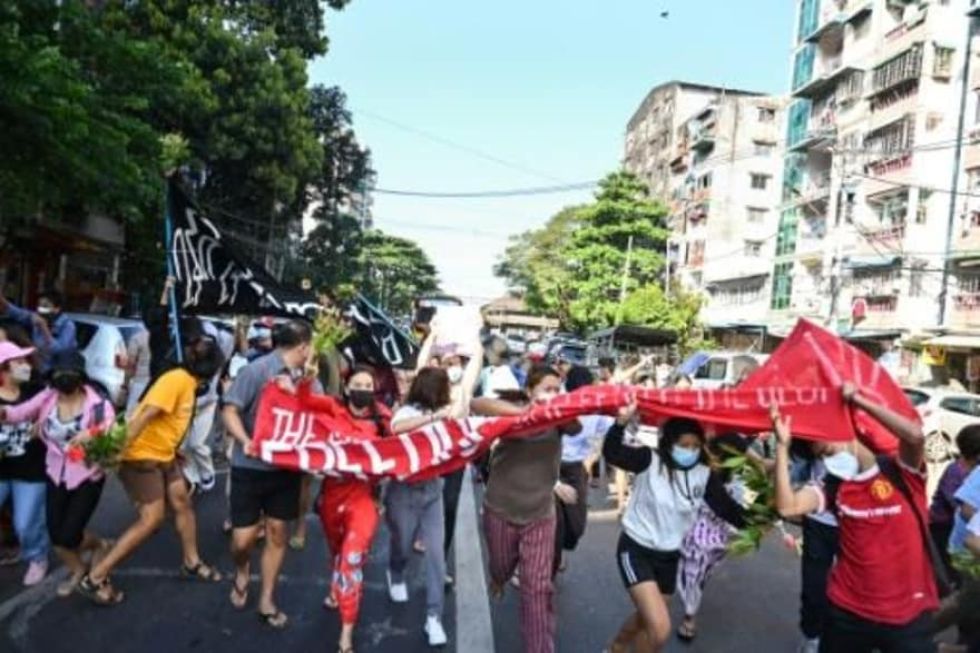 Militares arremeten con un vehículo contra manifestantes en Birmania