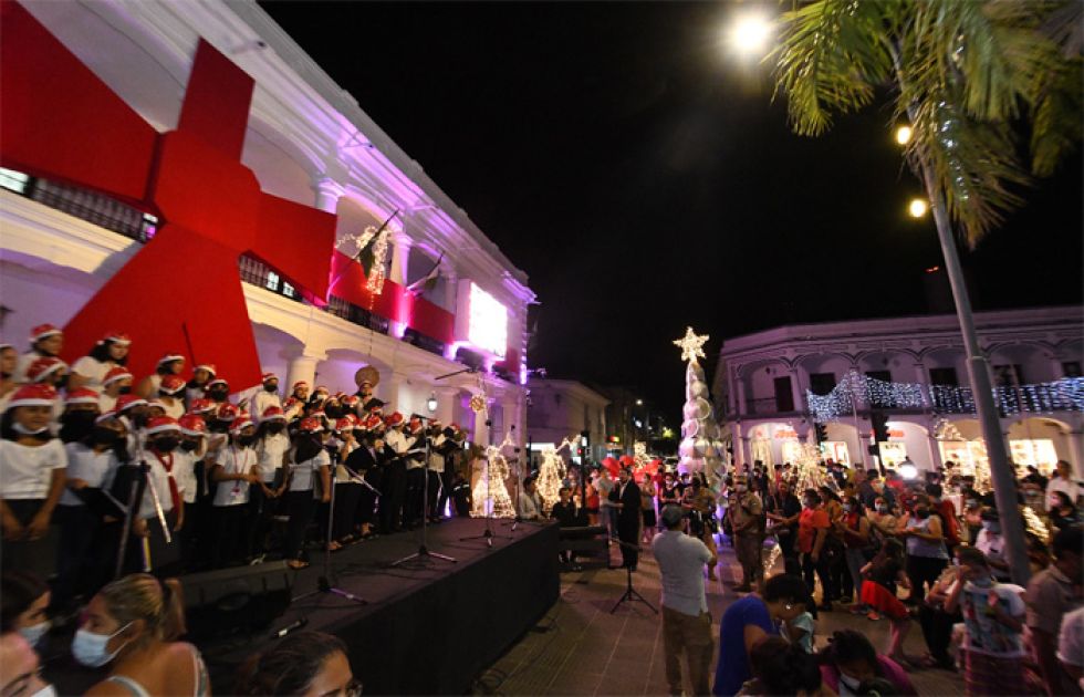 Santa Cruz: Alcalde inauguró encendido de luces con show musical de villancicos 