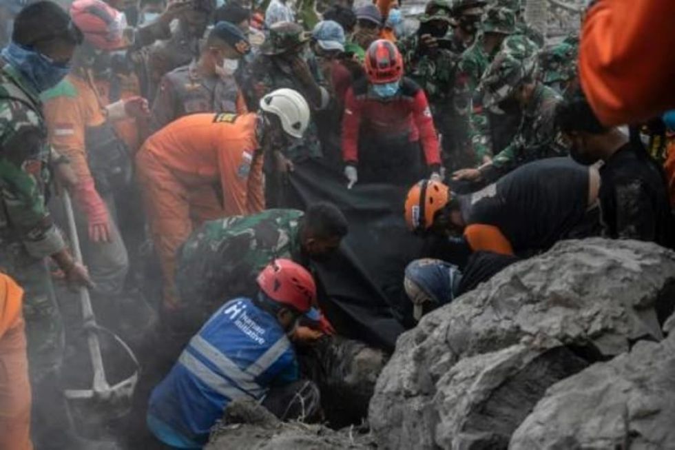 La actividad del volcán Semeru en Indonesia ralentiza las operaciones de rescate