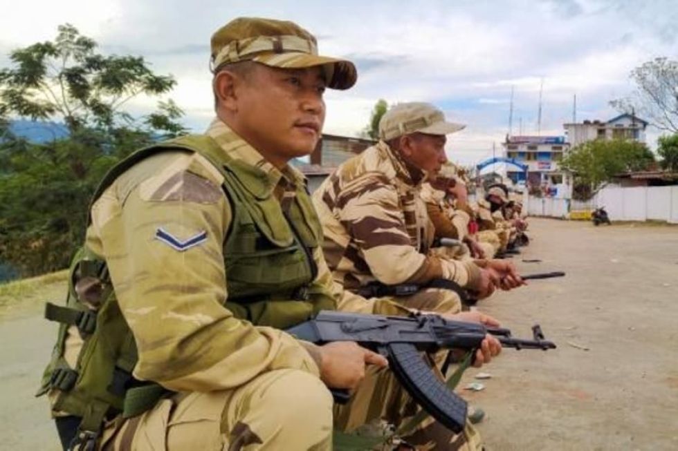 Cientos de indios desafían el toque de queda tras la muerte de civiles a manos del ejército