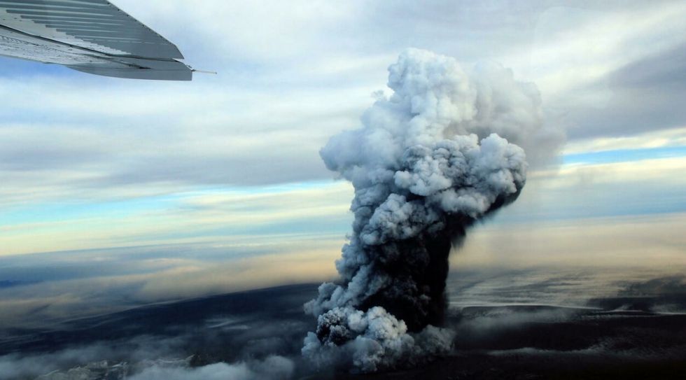 Islandia eleva el nivel de alerta del volcán más activo del país