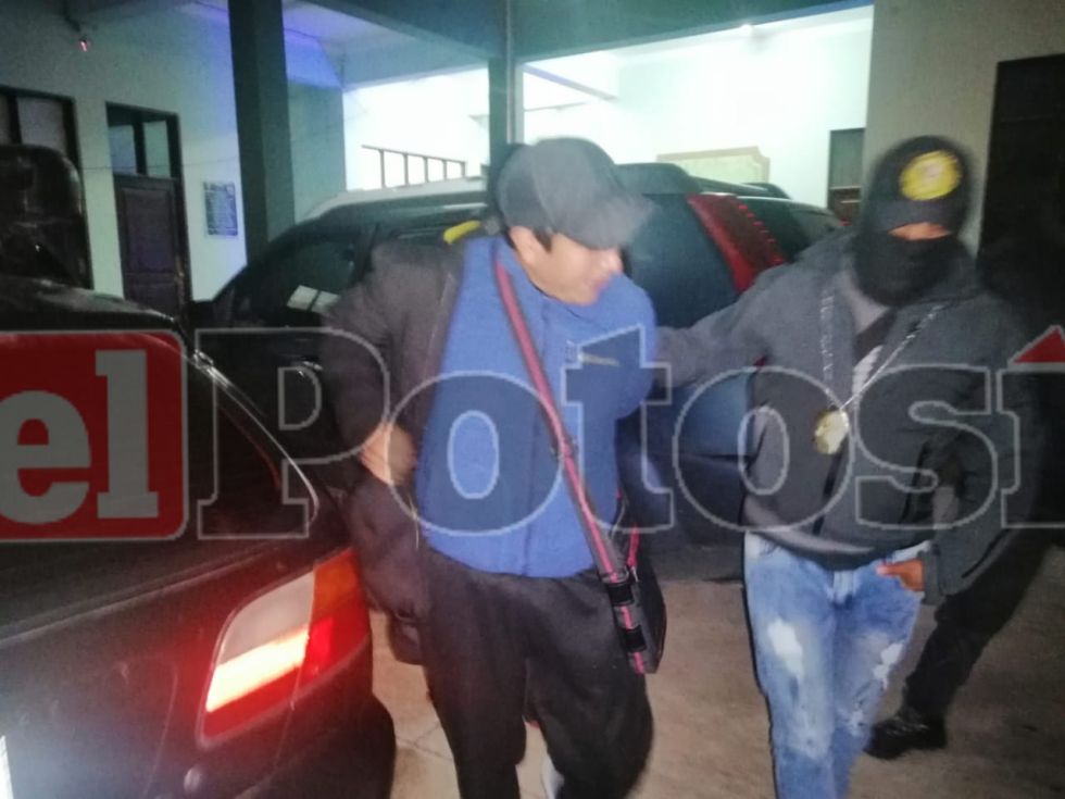 Una fotografía muestra a Pumari en manos de policías
