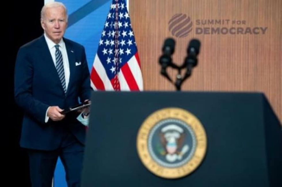Biden promociona a EEUU como defensor de la democracia y China se burla