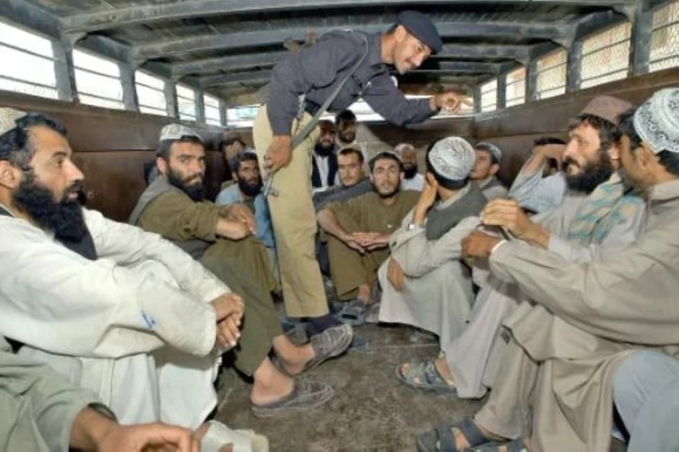 Reportan que los talibanes matan a un policía en Pakistán tras el fin de la tregua