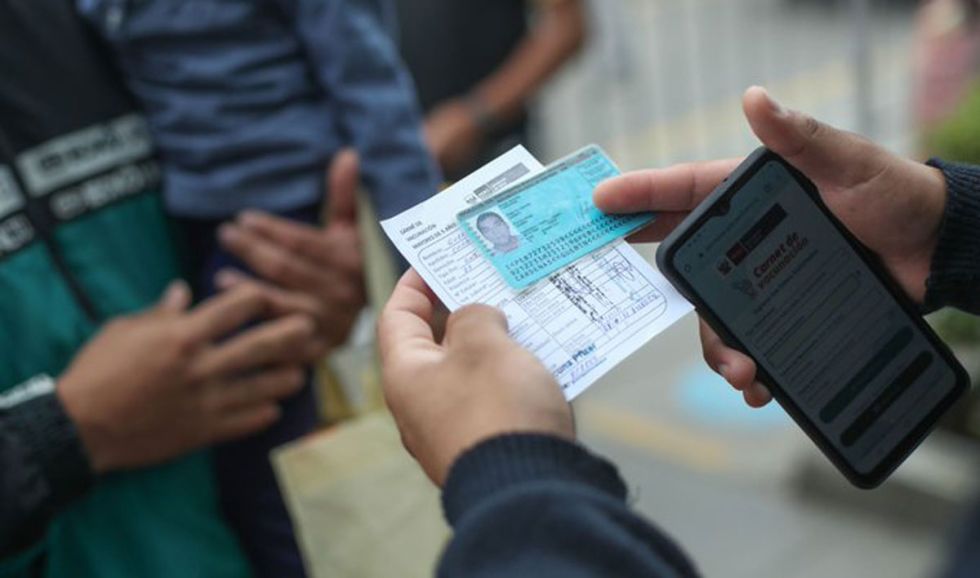 Perú exige certificado de vacuna anticovid-19 en comercios, bancos y aeropuertos