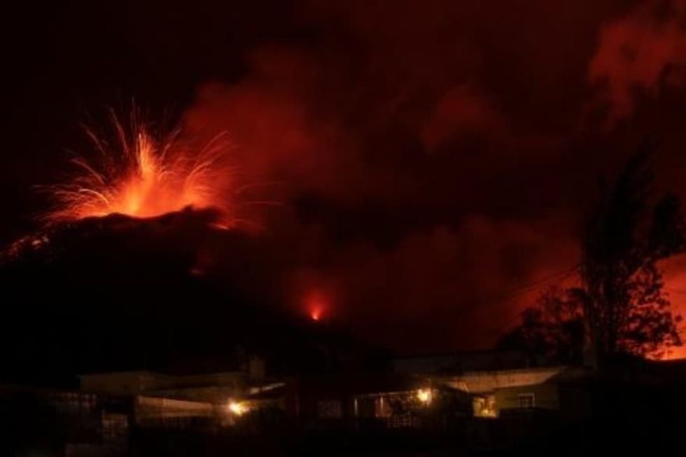 Unas 33.000 personas confinadas por unas horas en Canarias por emisiones de gases del volcán