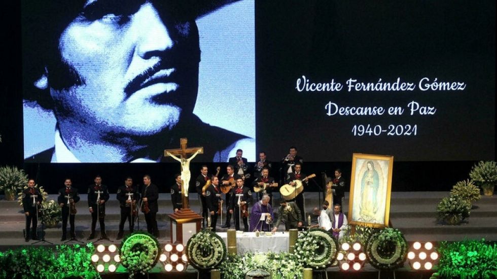 Como a un ‘ídolo del pueblo’, despiden en México a Vicente Fernández