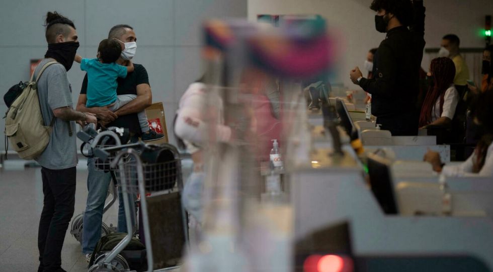 Brasil empieza a exigir pasaporte sanitario para entrar al país