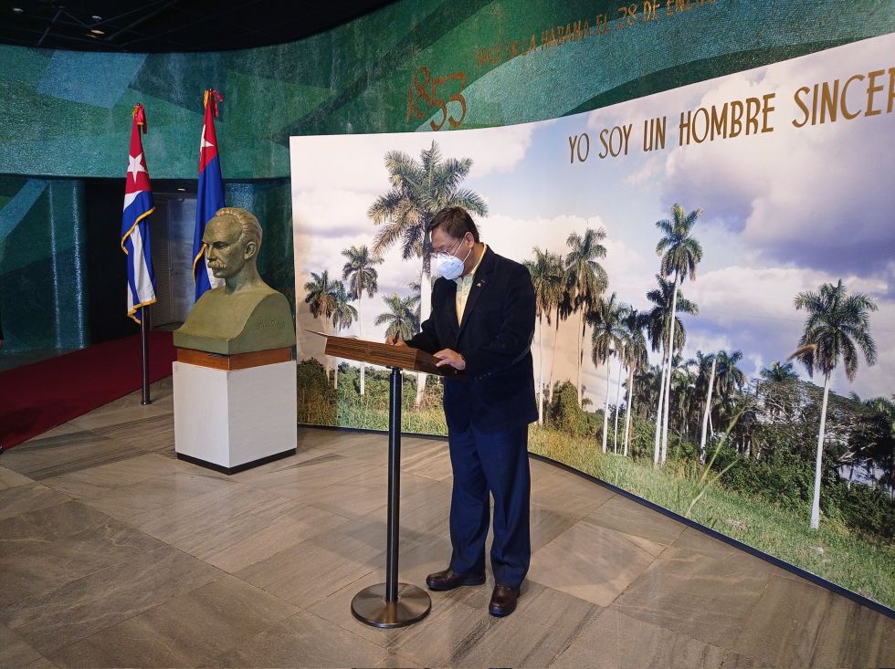 Presidente Luis Arce rinde homenaje a José Martí en Cuba