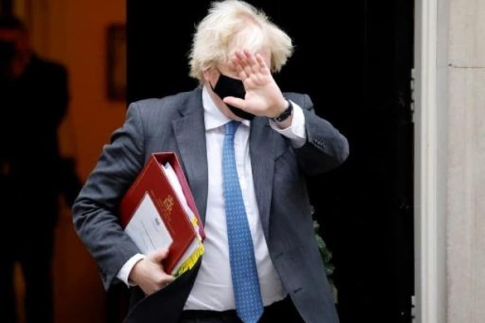 Johnson, crecientemente amenazado por rebelión conservadora y posible revés electoral