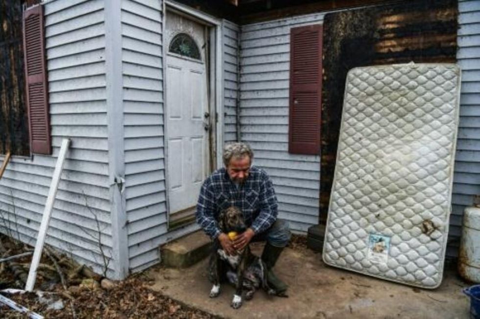 Pequeñas localidades rurales siguen esperando la ayuda tras los tornados en Kentucky