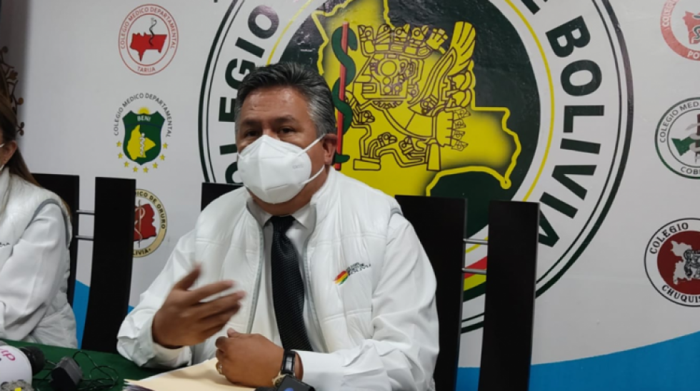 Larrea dice sentirse "avergonzado" por disculpas de Arce con médicos cubanos